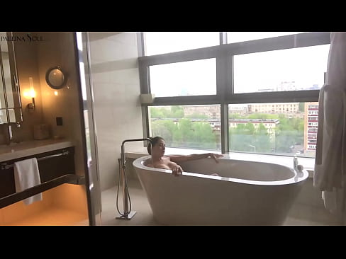 ❤️ Valtava babe runkkaa intohimoisesti pilluaan kylpyhuoneessa ❌ Vittu video at us ❤