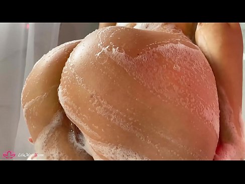 ❤️ Brunette masturboi pillua vibraattorilla intensiiviseen orgasmiin suihkussa ❌ Vittu video at us ❤